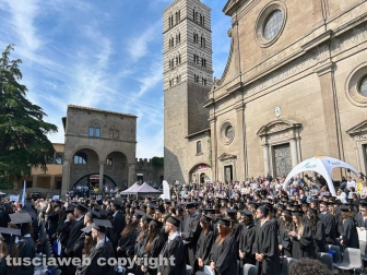 Unitus - In piazza San Lorenzo la cerimonia di consegna dei diplomi di laurea
