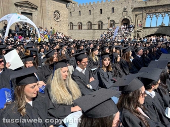 Unitus - In piazza San Lorenzo la cerimonia di consegna dei diplomi di laurea
