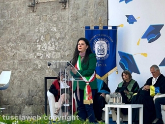 Unitus - In piazza San Lorenzo la cerimonia di consegna dei diplomi di laurea - La sindaca Chiara Frontini
