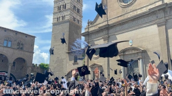 Unitus - In piazza San Lorenzo la cerimonia di consegna dei diplomi di laurea