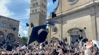 Unitus - In piazza San Lorenzo la cerimonia di consegna dei diplomi di laurea