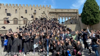 Unitus - In piazza San Lorenzo la cerimonia di consegna dei diplomi di laurea