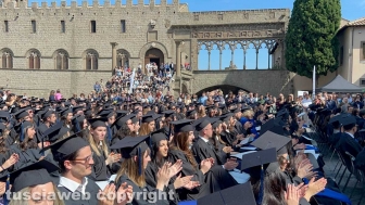Unitus - In piazza San Lorenzo la cerimonia di consegna dei diplomi di laurea