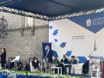 Unitus - In piazza San Lorenzo la cerimonia di consegna dei diplomi di laurea
