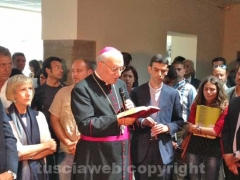 La benedizione del vescovo Lino Fumagalli