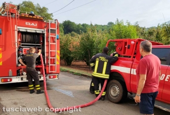 Paura a Gallese, un fulmine centra un casaletto e scoppia un incendio - L'intervento die vigili del fuoco