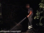 Incendiano rifiuti vicino a un casale