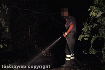 Viterbo - Rifiuti in fiamme sulla Tangenziale - I vigili del fuoco
