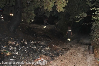 Viterbo - Rifiuti in fiamme sulla Tangenziale - I vigili del fuoco