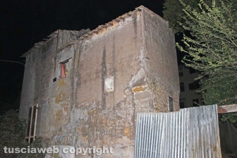 Viterbo - Rifiuti in fiamme sulla Tangenziale - Il casale adiacente