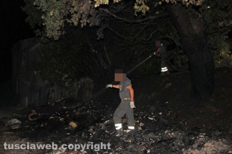 Viterbo - Rifiuti in fiamme sulla Tangenziale - I vigili del fuoco