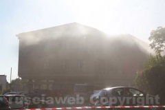Incendiato palazzo al Sacrario - L\'intervento dei vigili del fuoco