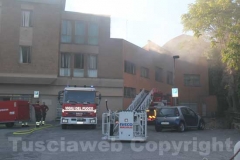 Incendiato palazzo al Sacrario - L\'intervento dei vigili del fuoco