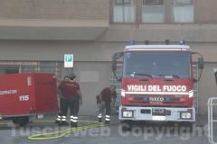 Incendiato palazzo al Sacrario - L\'intervento dei vigili del fuoco