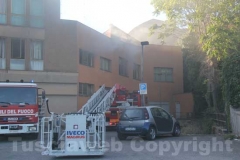 Incendiato palazzo al Sacrario - L\'intervento dei vigili del fuoco