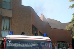 Incendiato palazzo al Sacrario - L\'intervento dei vigili del fuoco