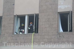 Incendiato palazzo al Sacrario - L\'intervento dei vigili del fuoco