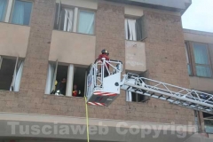 Incendiato palazzo al Sacrario - L\'intervento dei vigili del fuoco