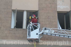 Incendiato palazzo al Sacrario - L\'intervento dei vigili del fuoco