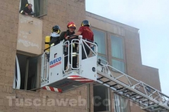 Incendiato palazzo al Sacrario - L\'intervento dei vigili del fuoco