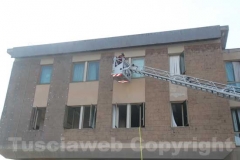 Incendiato palazzo al Sacrario - L\'intervento dei vigili del fuoco