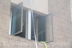 Incendiato palazzo al Sacrario - L\'intervento dei vigili del fuoco