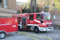 Incendiato palazzo al Sacrario - L\'intervento dei vigili del fuoco
