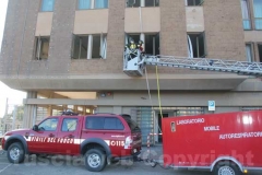 Incendiato palazzo al Sacrario - L\'intervento dei vigili del fuoco