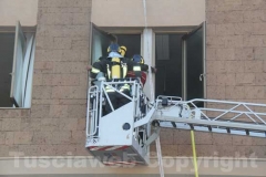 Incendiato palazzo al Sacrario - L\'intervento dei vigili del fuoco