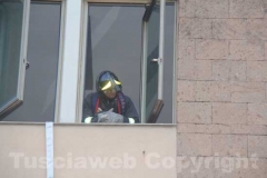 Incendiato palazzo al Sacrario - L\'intervento dei vigili del fuoco