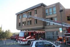 Incendiato palazzo al Sacrario - L\'intervento dei vigili del fuoco