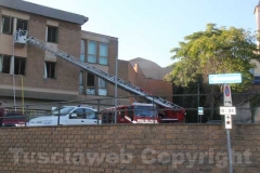 Incendiato palazzo al Sacrario - L'intervento dei vigili del fuoco
