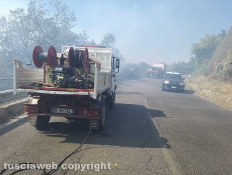 Montefiascone - Incendio a ridosso della Cassia