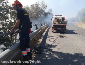 Montefiascone - Incendio a ridosso della Cassia