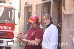 Un vigile del fuoco con il proprietario del Metropolitan