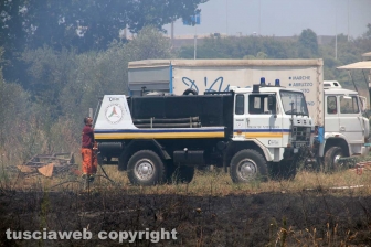 Viterbo - Vasto incendio al cimitero San Lazzaro - L'intervento dei soccorritori