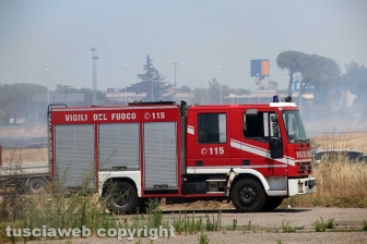 Viterbo - Vasto incendio al cimitero San Lazzaro - L'intervento dei soccorritori