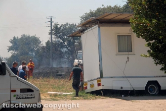Viterbo - Vasto incendio al cimitero San Lazzaro - L'intervento dei soccorritori