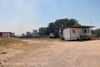Viterbo - Vasto incendio al cimitero San Lazzaro - L'intervento dei soccorritori