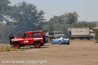 Viterbo - Vasto incendio al cimitero San Lazzaro - L'intervento dei soccorritori