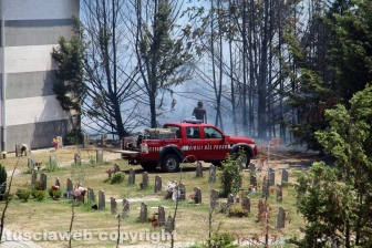 Viterbo - Vasto incendio al cimitero San Lazzaro - L'intervento dei soccorritori