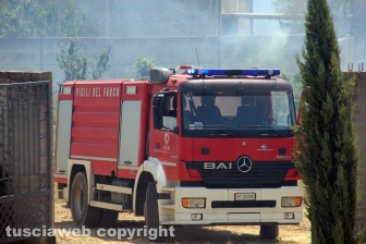 Viterbo - Vasto incendio al cimitero San Lazzaro - L'intervento dei soccorritori