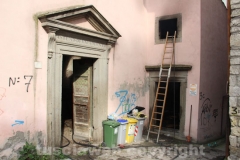 Incendio alla chiesa sconsacrata di via Faul