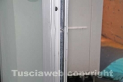 La porta scassinata dalla quale sarebbero entrati i malviventi