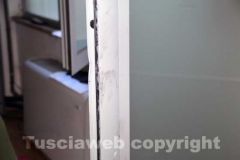 La porta scassinata dalla quale sarebbero entrati i malviventi