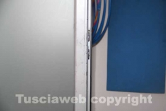 La porta scassinata dalla quale sarebbero entrati i malviventi