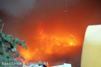 Incendio di rifiuti in strada Castiglione