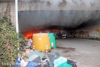 Incendio di rifiuti in strada Castiglione