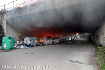 Incendio di rifiuti in strada Castiglione