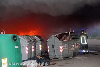 Incendio di rifiuti in strada Castiglione